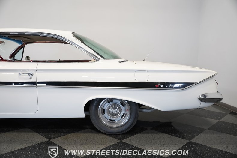 Chevrolet-Impala-1961-Ermine-White-Red-26