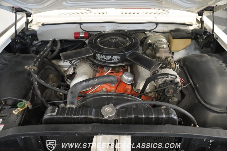 Chevrolet-Impala-1961-Ermine-White-Red-3