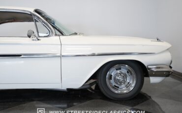 Chevrolet-Impala-1961-Ermine-White-Red-30