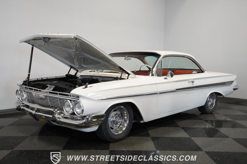Chevrolet-Impala-1961-Ermine-White-Red-31