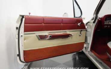 Chevrolet-Impala-1961-Ermine-White-Red-36