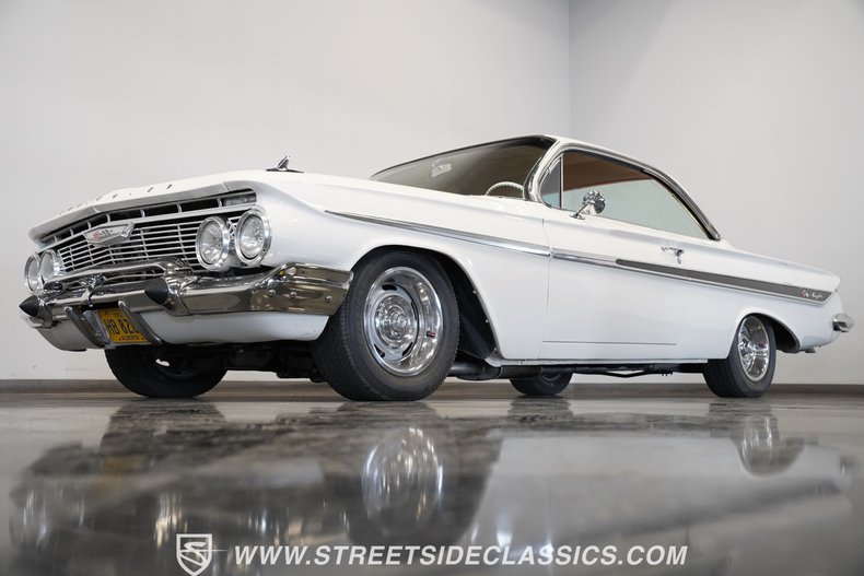Chevrolet-Impala-1961-Ermine-White-Red-4