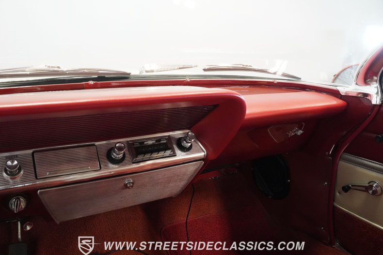 Chevrolet-Impala-1961-Ermine-White-Red-45