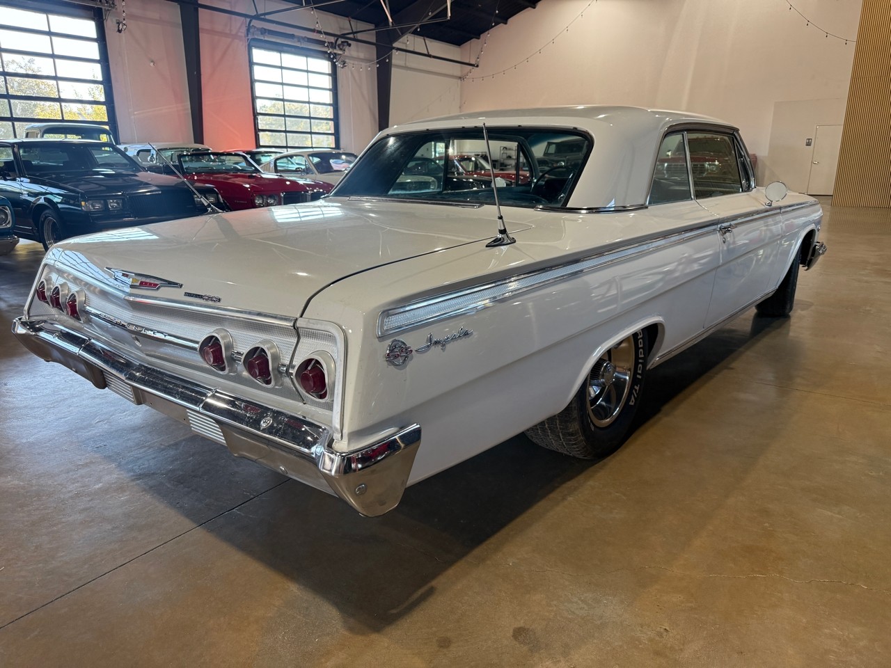 Chevrolet-Impala-1962-Classic-Car-10