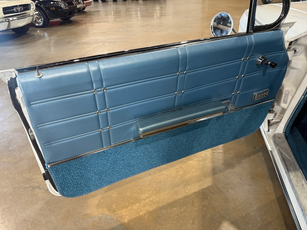 Chevrolet-Impala-1962-Classic-Car-5