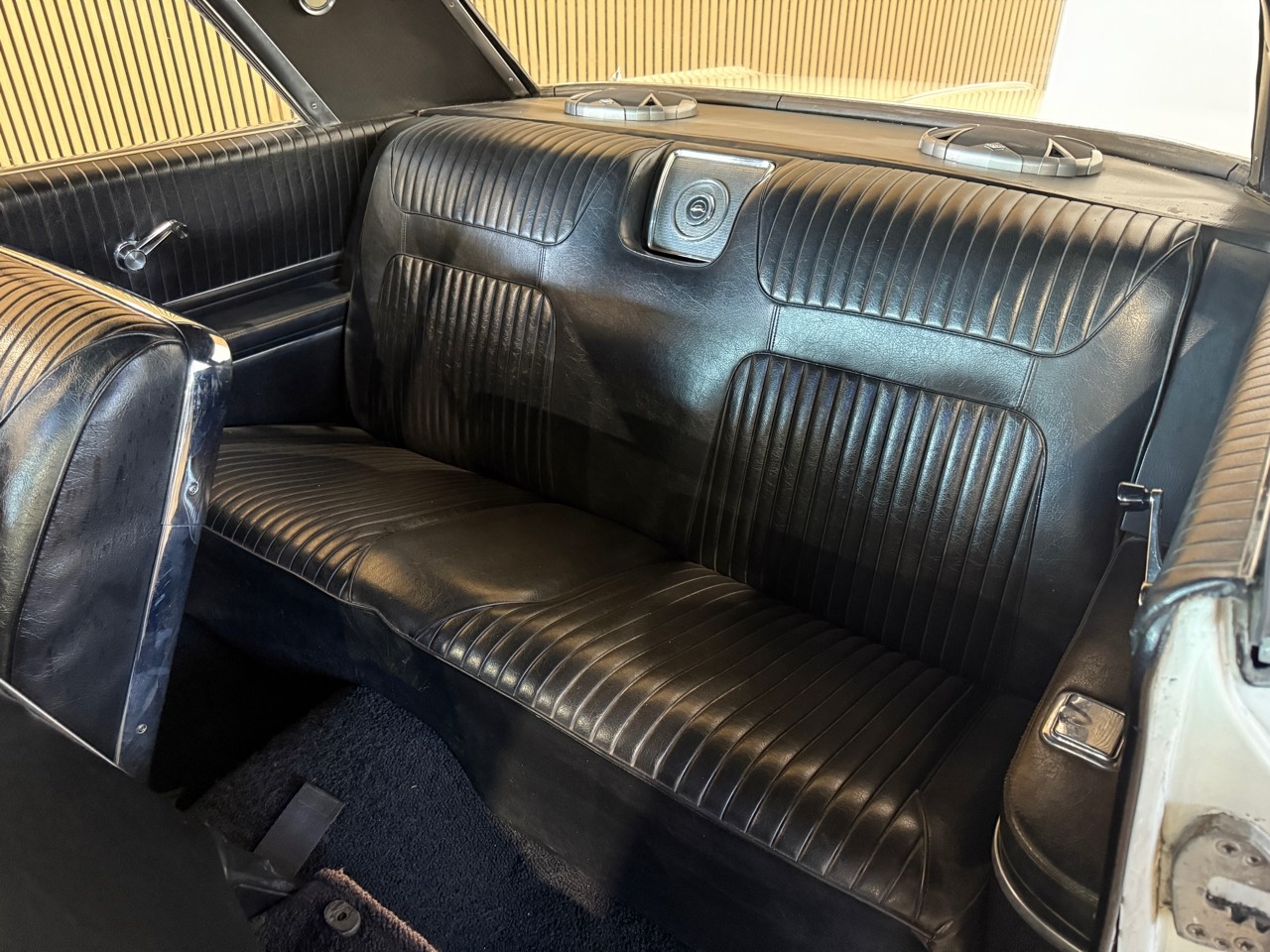 Chevrolet-Impala-1964-Classic-Car-15