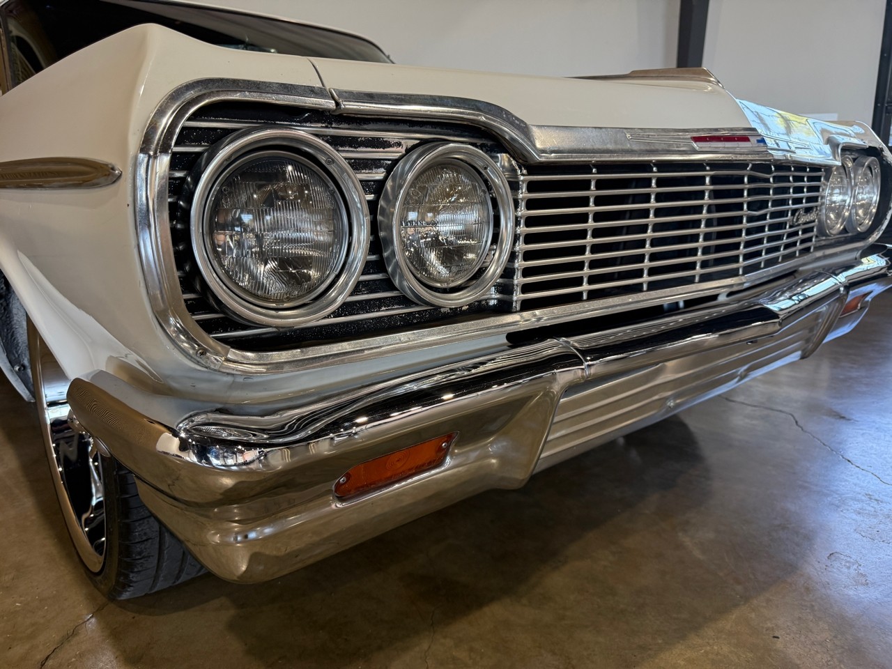 Chevrolet-Impala-1964-Classic-Car-2