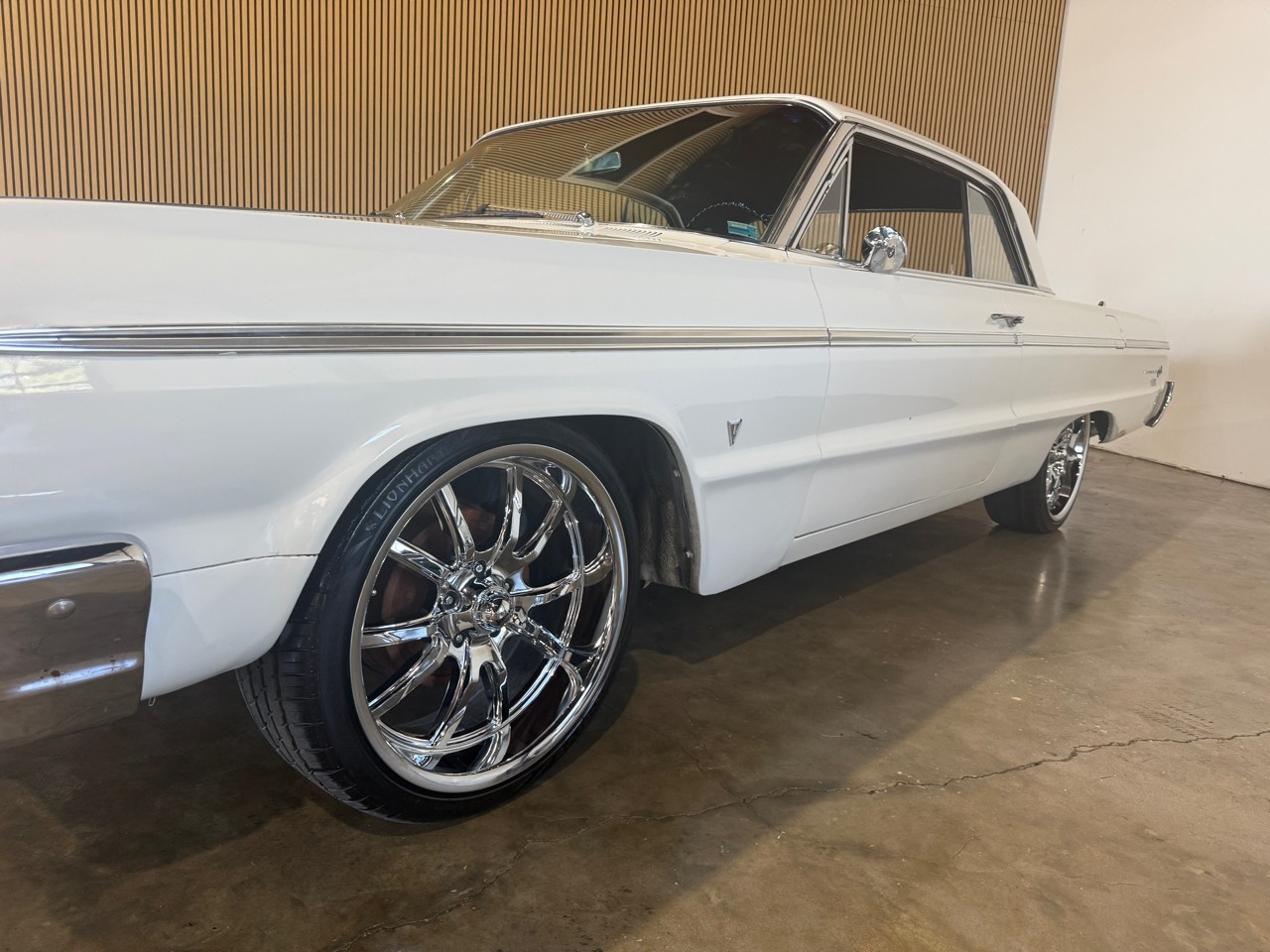 Chevrolet-Impala-1964-Classic-Car-23