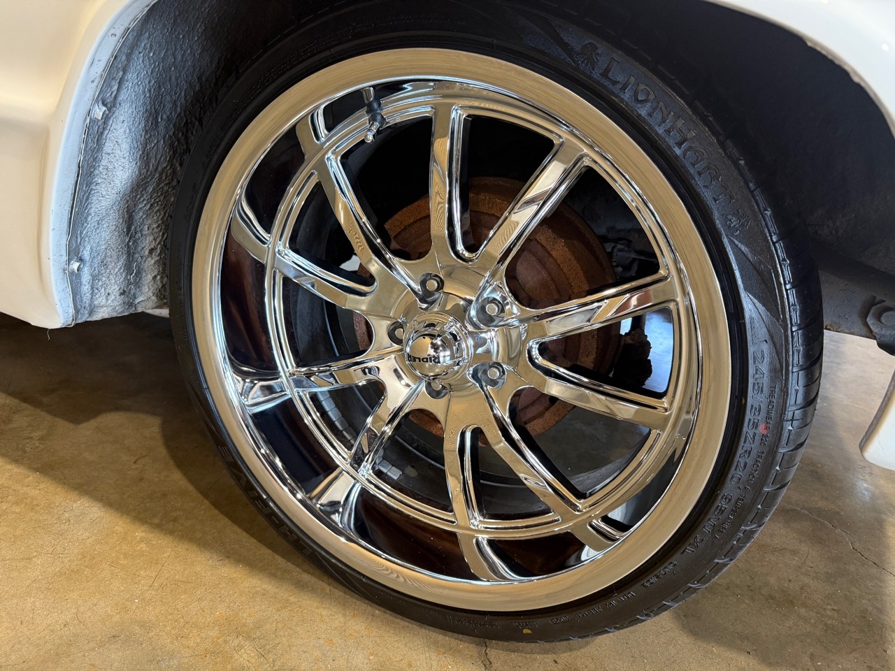 Chevrolet-Impala-1964-Classic-Car-3