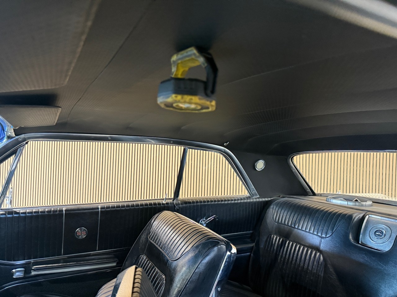 Chevrolet-Impala-1964-Classic-Car-36