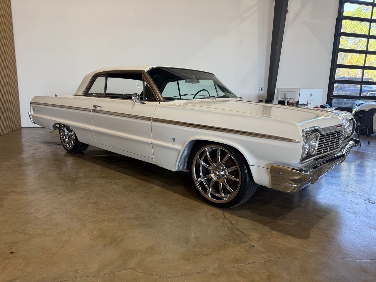 Chevrolet-Impala-1964-Classic-Car-4