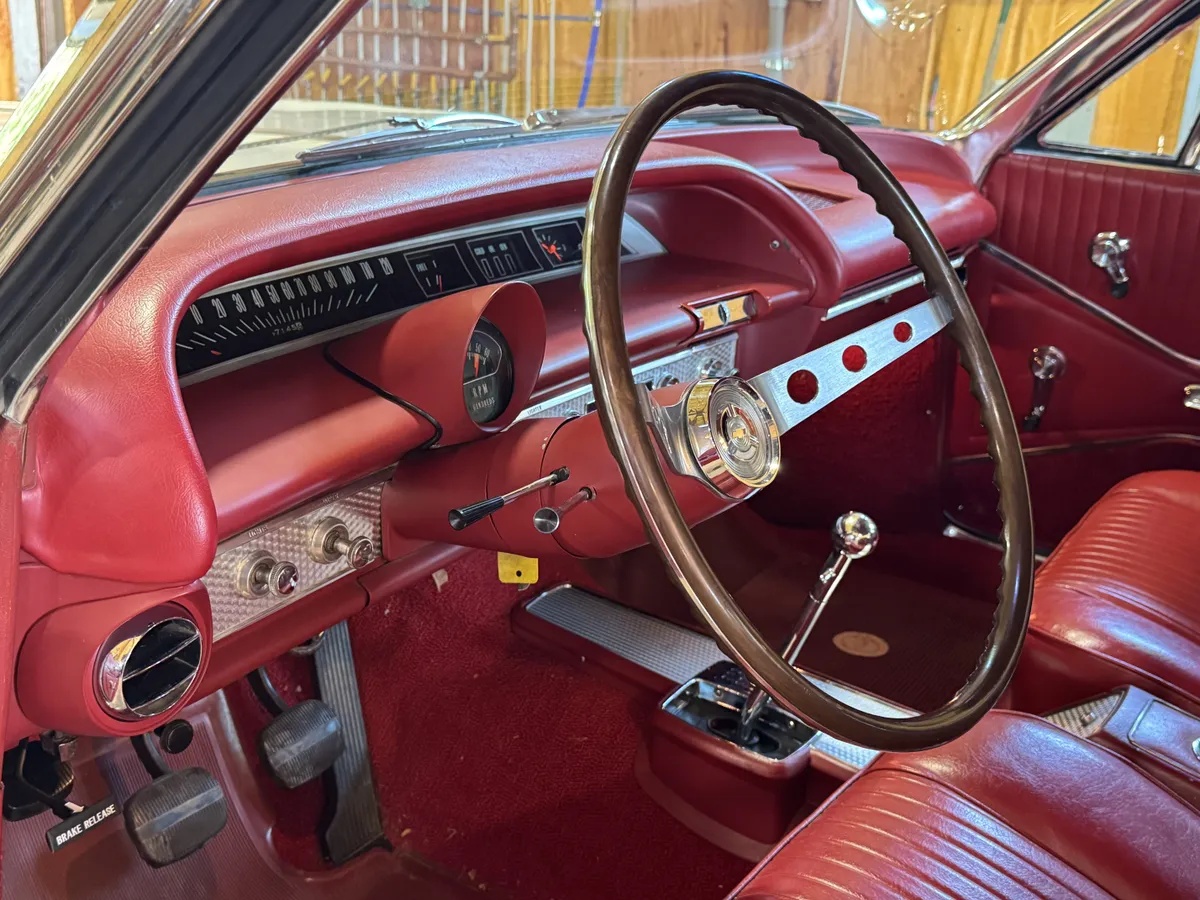 Chevrolet-Impala-1964-Ermine-White-Red-1