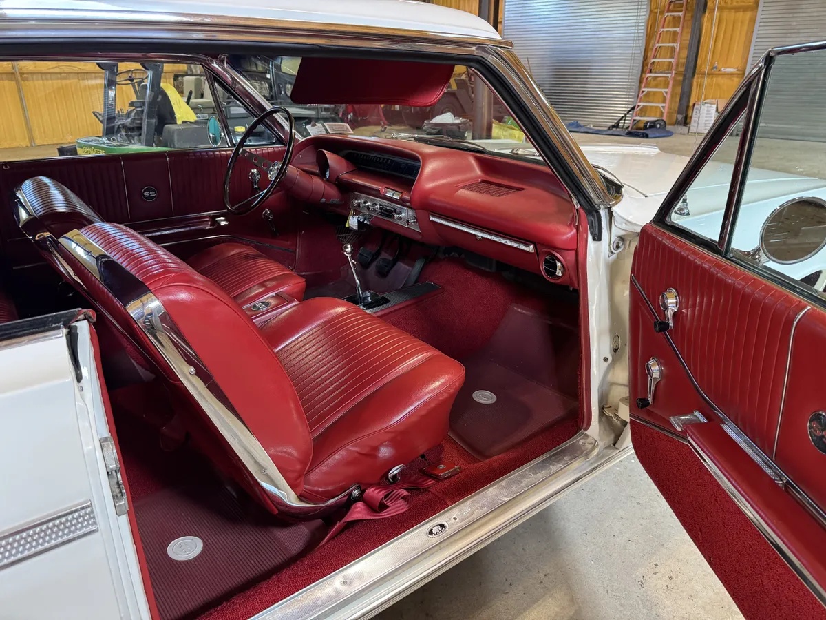 Chevrolet-Impala-1964-Ermine-White-Red-3