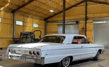 Chevrolet-Impala-1964-Ermine-White-Red