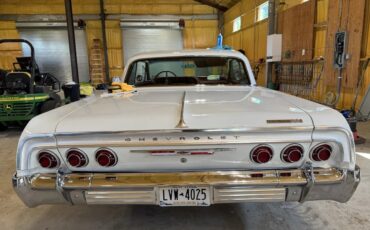 Chevrolet-Impala-1964-Ermine-White-Red-4