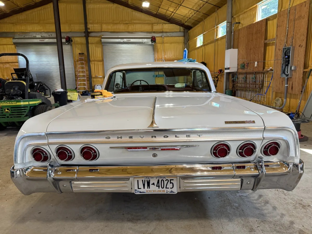 Chevrolet-Impala-1964-Ermine-White-Red-4