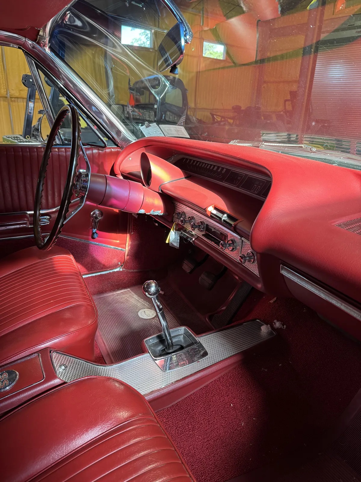 Chevrolet-Impala-1964-Ermine-White-Red-5