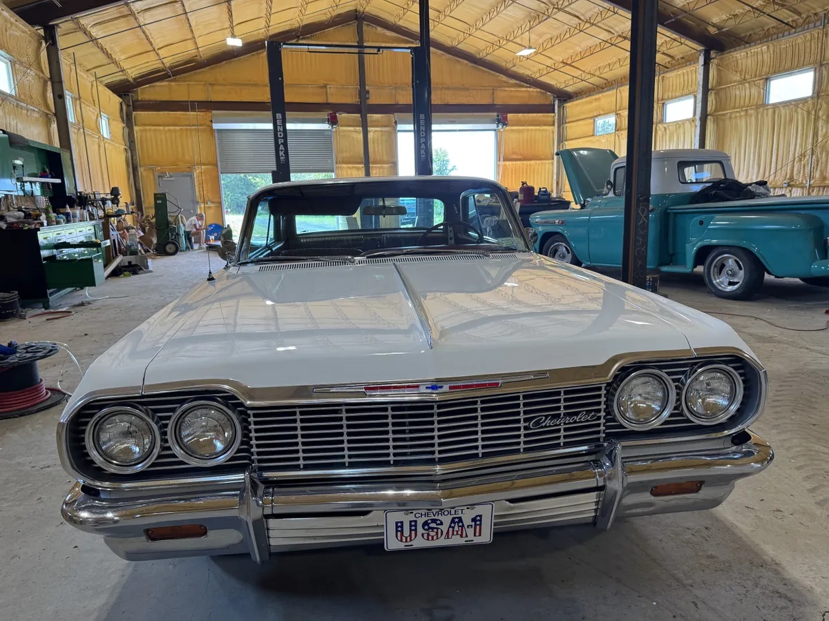 Chevrolet-Impala-1964-Ermine-White-Red-6