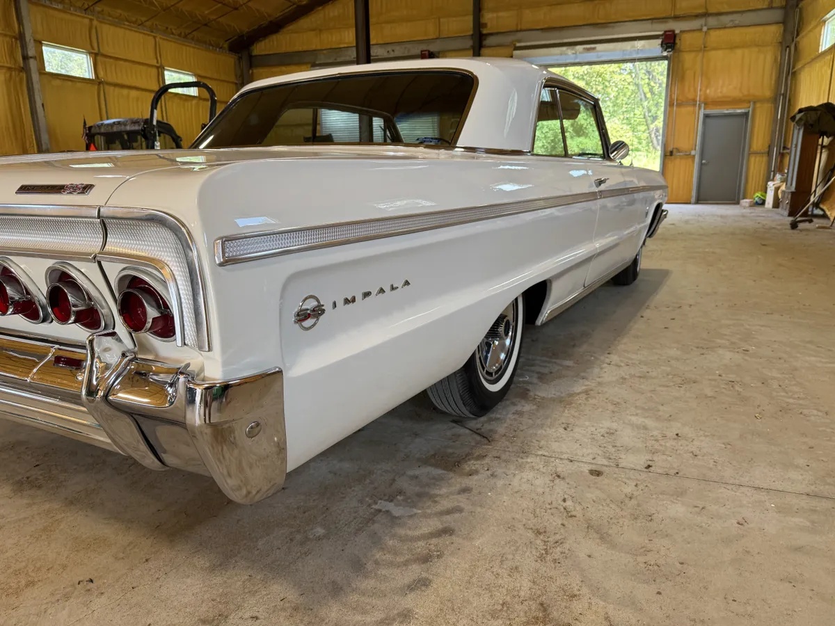 Chevrolet-Impala-1964-Ermine-White-Red-7