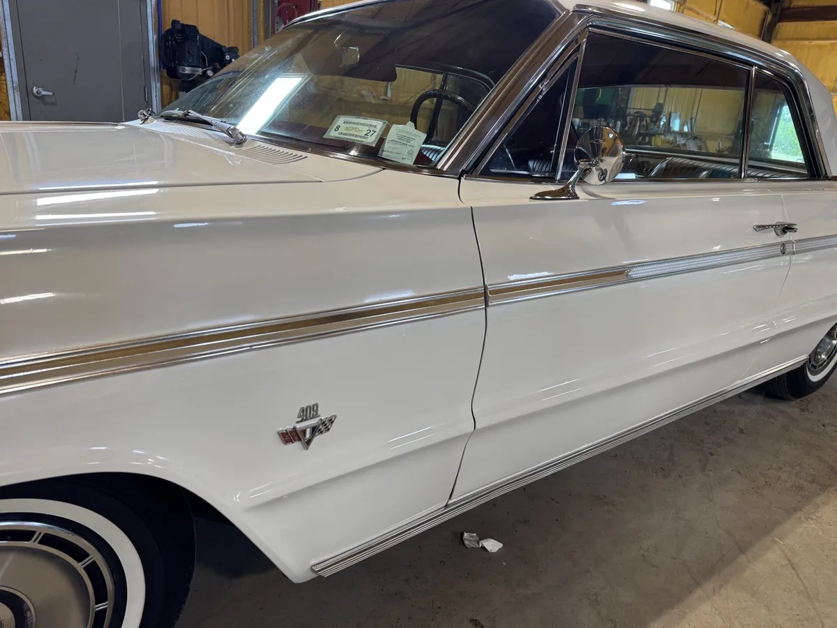 Chevrolet-Impala-1964-Ermine-White-Red-8