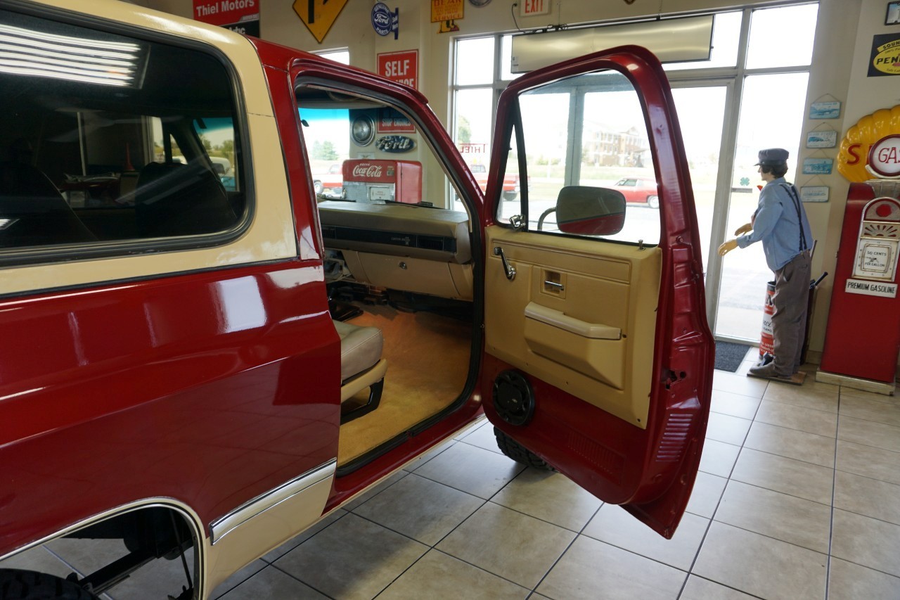Chevrolet-K5-Blazer-1987-Classic-Car-23