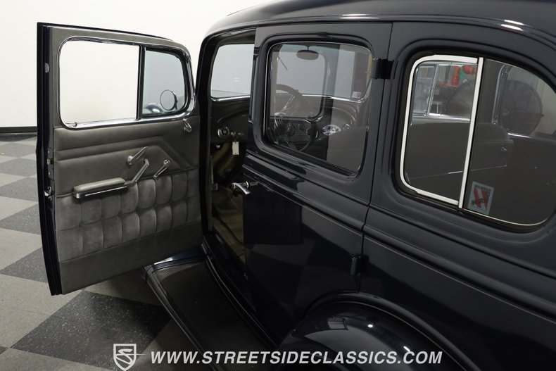 Chevrolet-Master-1933-Dark-Blue-Metallic-Gray-36
