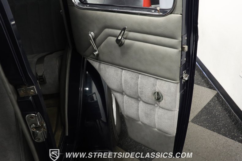 Chevrolet-Master-1933-Dark-Blue-Metallic-Gray-37