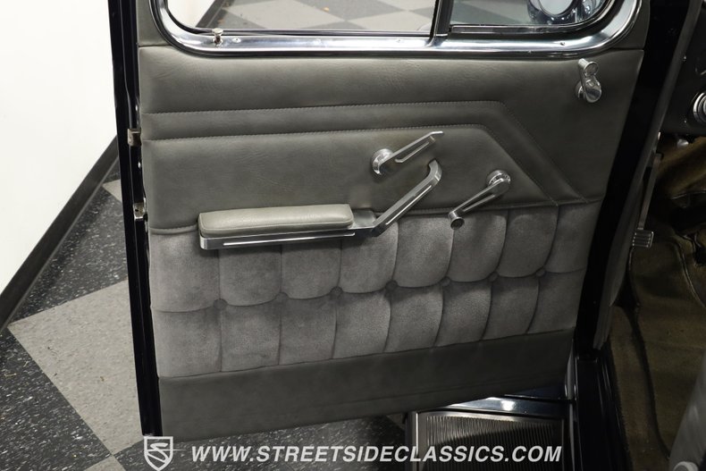 Chevrolet-Master-1933-Dark-Blue-Metallic-Gray-38