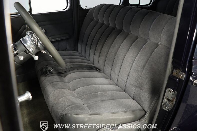Chevrolet-Master-1933-Dark-Blue-Metallic-Gray-42