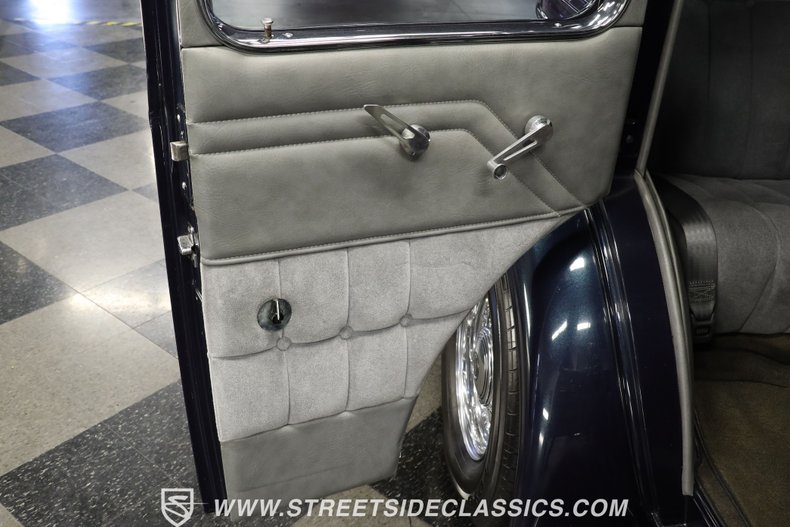 Chevrolet-Master-1933-Dark-Blue-Metallic-Gray-44