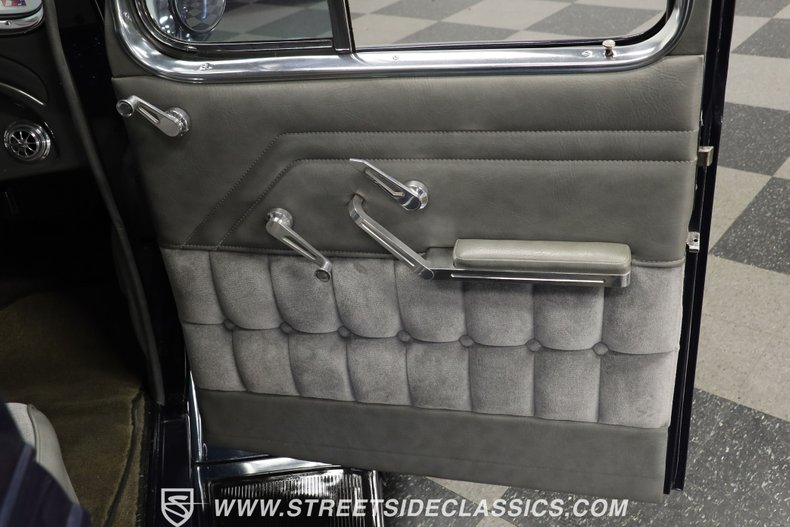 Chevrolet-Master-1933-Dark-Blue-Metallic-Gray-45