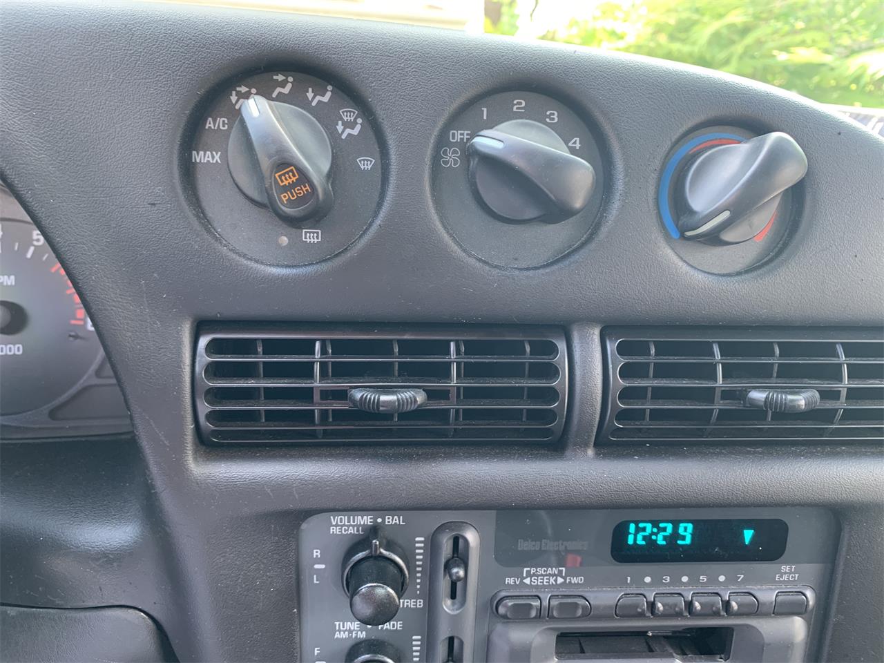 Chevrolet-Monte-carlo-1995-Pearl-White-Charcoal-Grey-Cloth-3