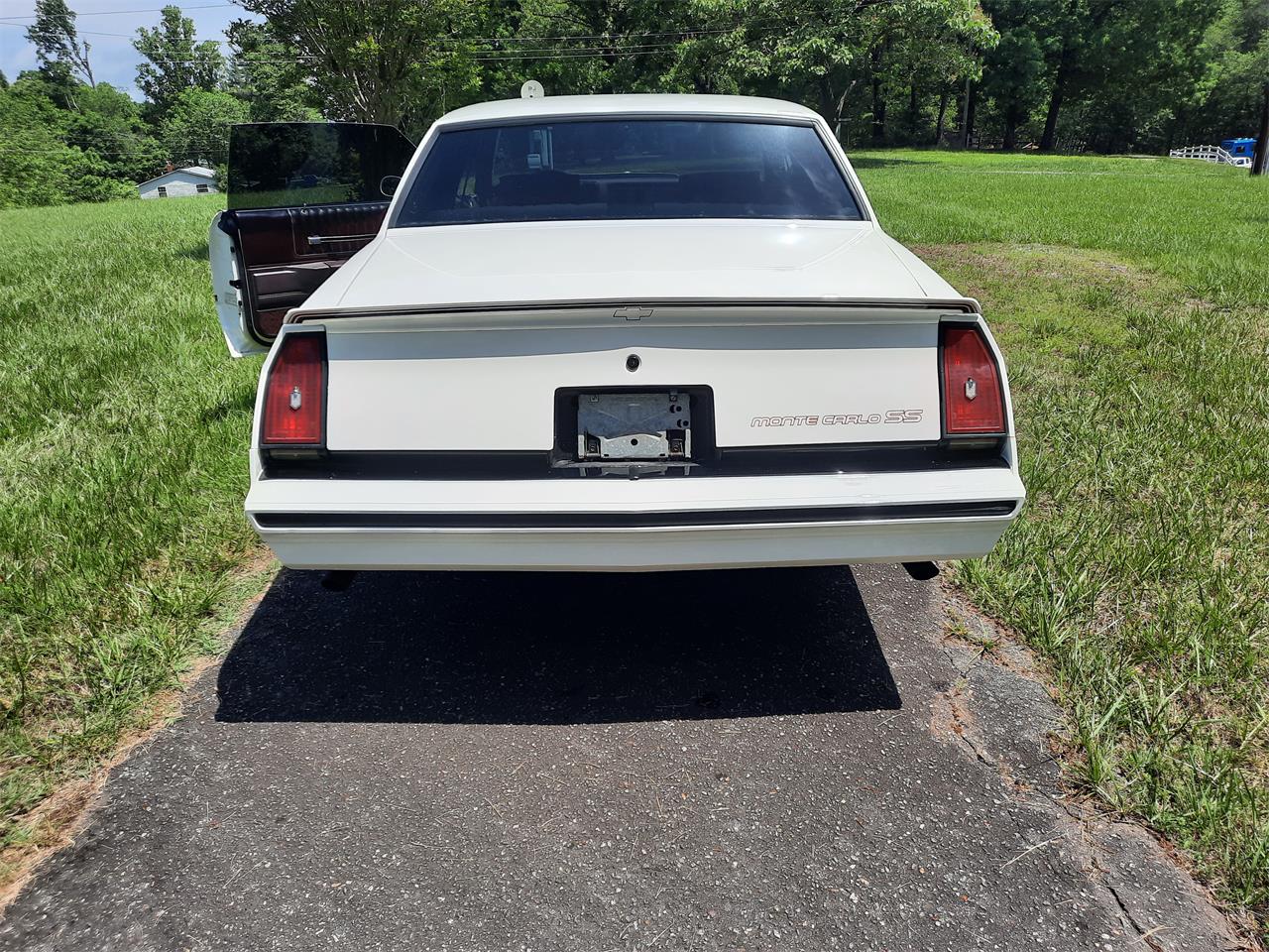 Chevrolet-Monte-carlo-ss-1985-White-Burgundy-2