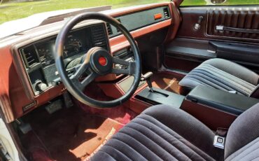 Chevrolet-Monte-carlo-ss-1985-White-Burgundy-3