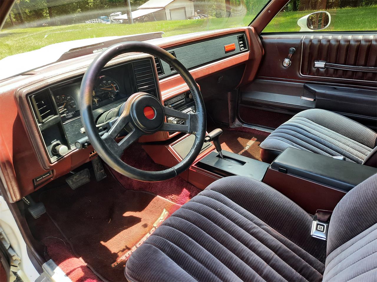 Chevrolet-Monte-carlo-ss-1985-White-Burgundy-3