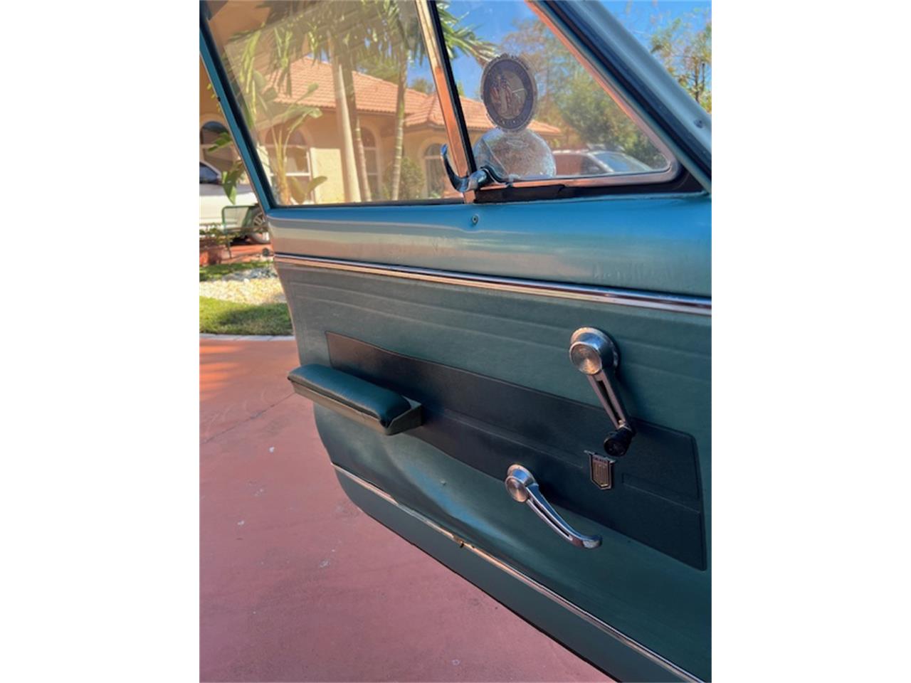 Chevrolet-Nova-1964-Pearl-White-Vintage-Green-35