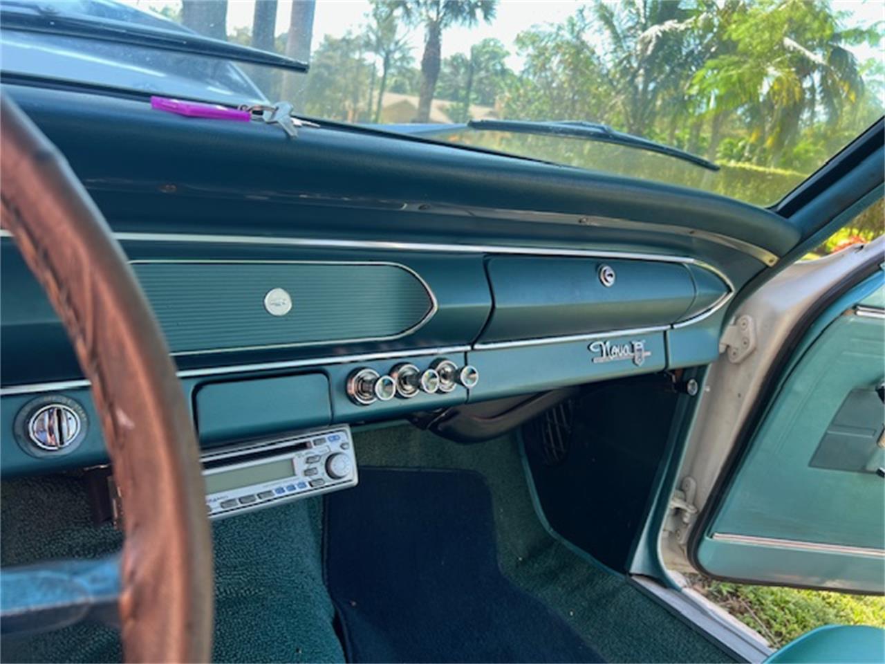 Chevrolet-Nova-1964-Pearl-White-Vintage-Green-38