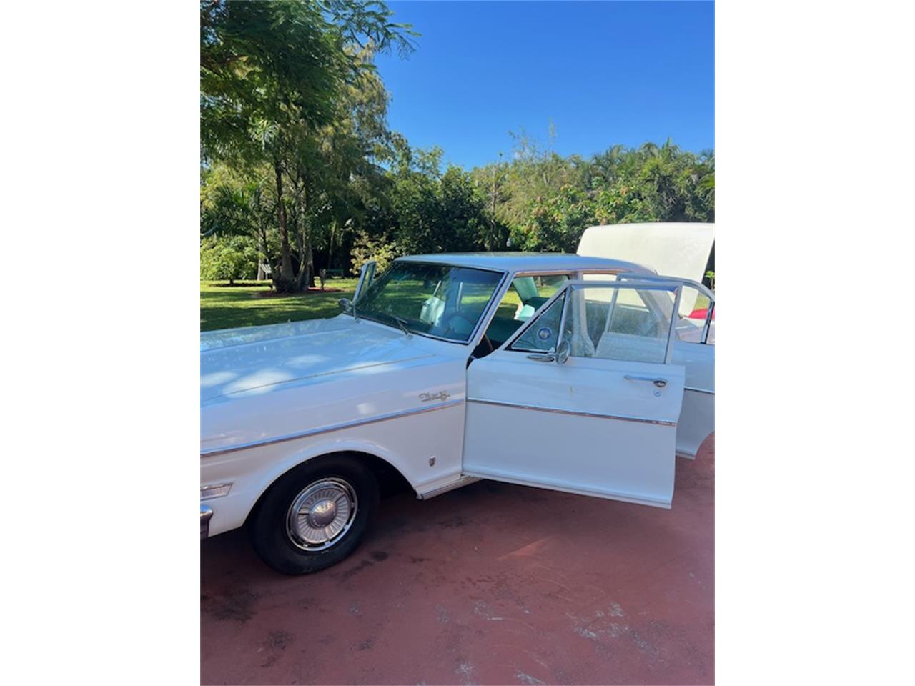 Chevrolet-Nova-1964-Pearl-White-Vintage-Green-4