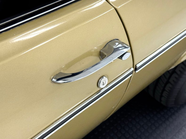 Chevrolet-Nova-1970-Autumn-Gold-Black-1