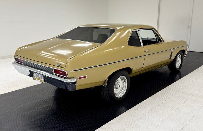 Chevrolet-Nova-1970-Autumn-Gold-Black-10