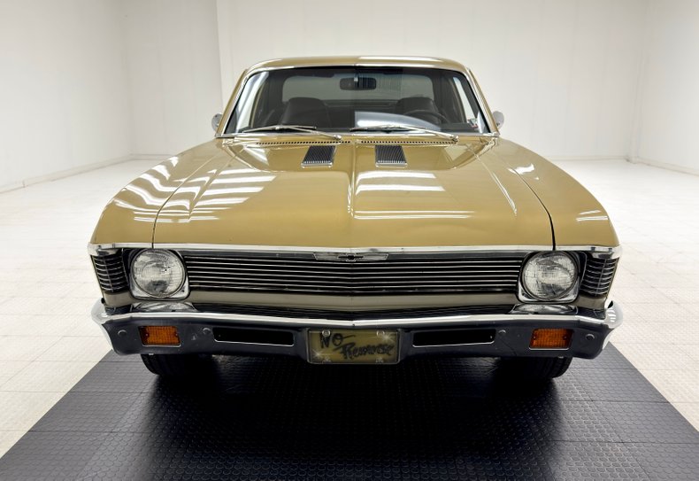 Chevrolet-Nova-1970-Autumn-Gold-Black-14