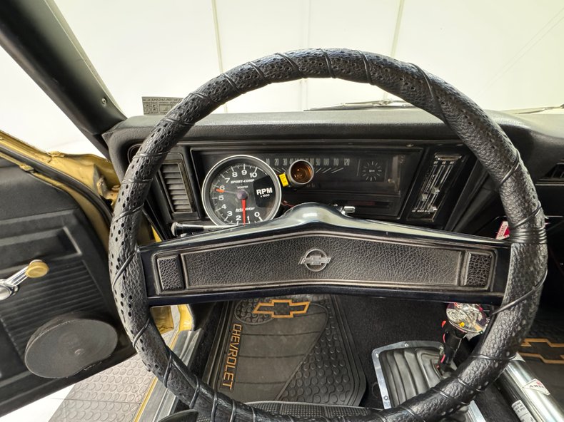 Chevrolet-Nova-1970-Autumn-Gold-Black-42