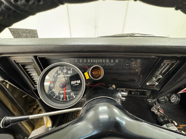 Chevrolet-Nova-1970-Autumn-Gold-Black-43