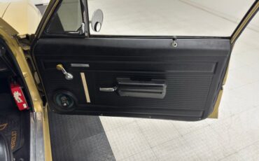 Chevrolet-Nova-1970-Autumn-Gold-Black-49