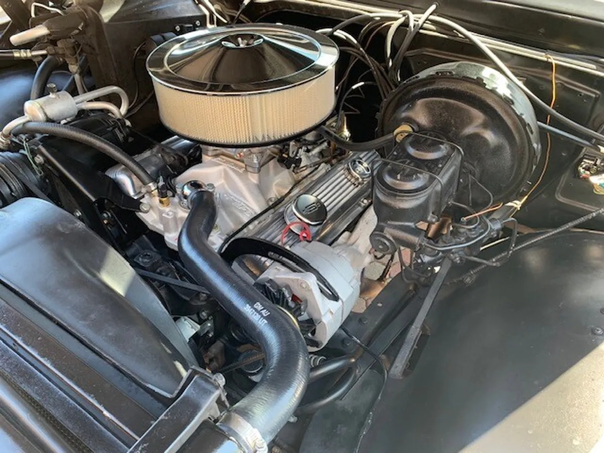 Chevrolet-Pickup-1971-White-Black-And-White-1