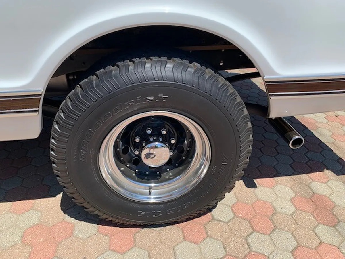 Chevrolet-Pickup-1971-White-Black-And-White-2