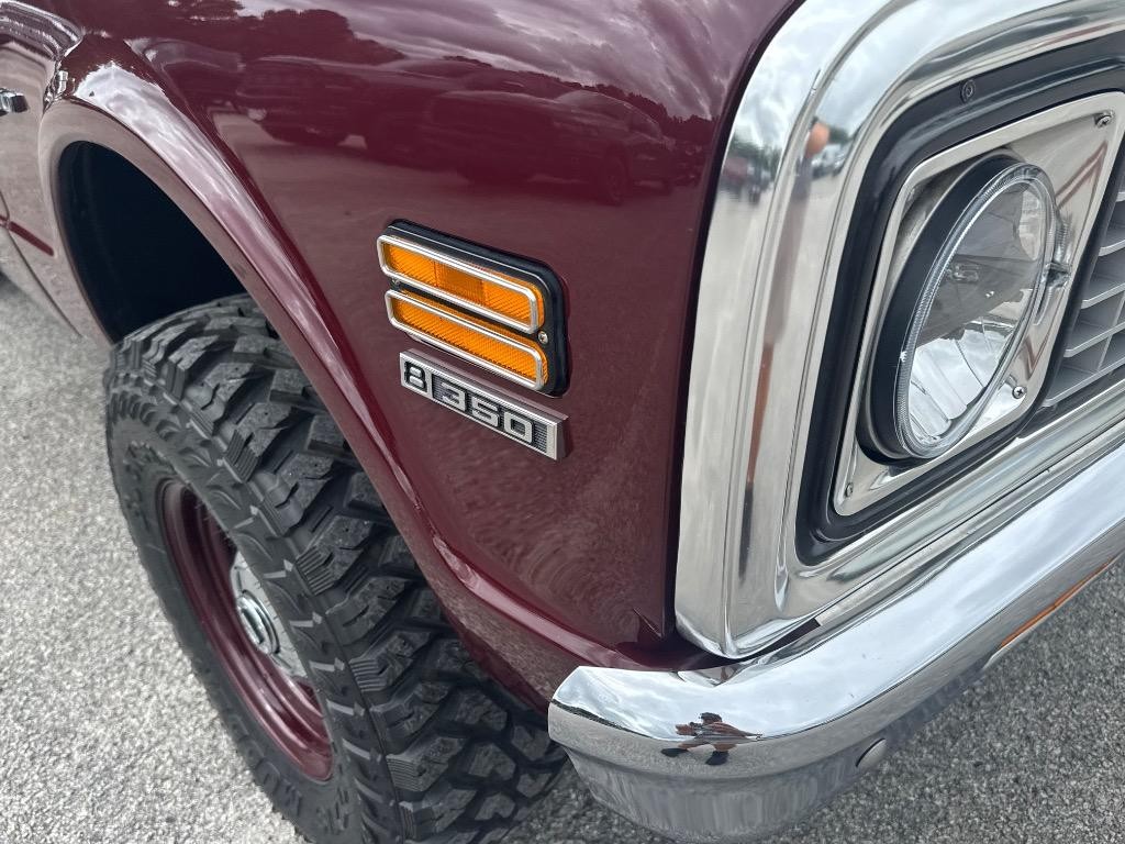 Chevrolet-SUBURBAN-4x4-Built-LS-4l60-vintage-air-high-end-b-1972-17