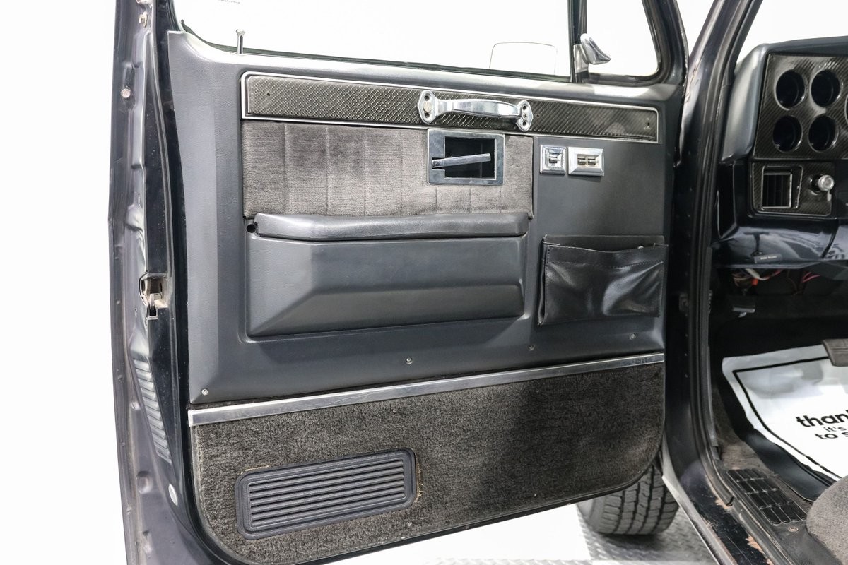 Chevrolet-Silverado-1500-1984-Pickup-Truck-11