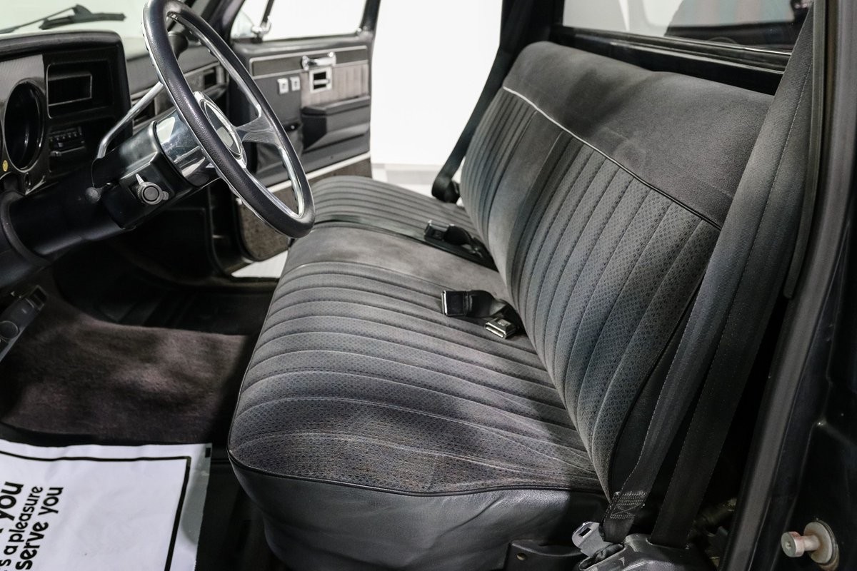 Chevrolet-Silverado-1500-1984-Pickup-Truck-13