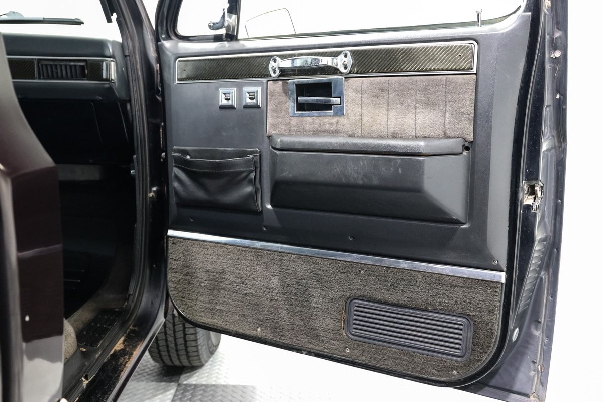 Chevrolet-Silverado-1500-1984-Pickup-Truck-14